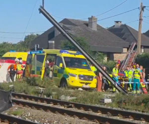 Koszmar na przejeździe kolejowym. Pociąg huknął w autobus z dziećmi! Są ofiary śmiertelne!