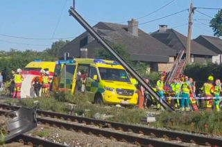 Koszmar na przejeździe kolejowym. Pociąg huknął w autobus z dziećmi! Są ofiary śmiertelne!