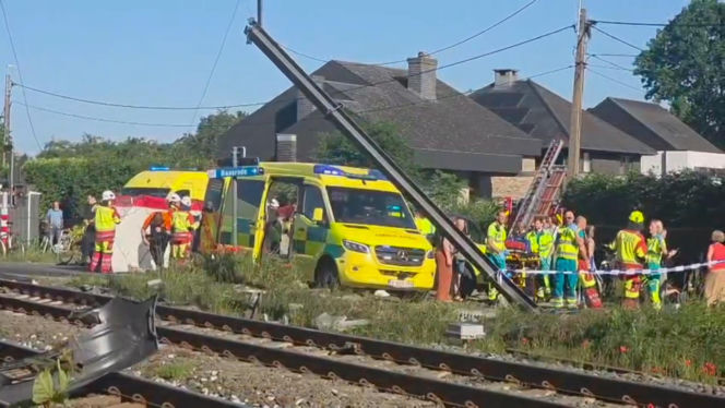 Koszmar na przejeździe kolejowym. Pociąg huknął w autobus z dziećmi! Są ofiary śmiertelne!
