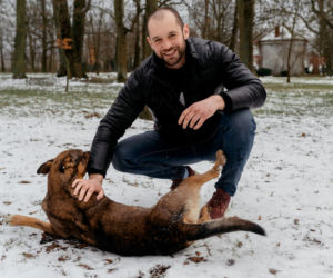 Stanisław z Wielkopolski w Rolnik szuka żony mieszka w pięknym dworku. Kim jest i czym się zajmuje?