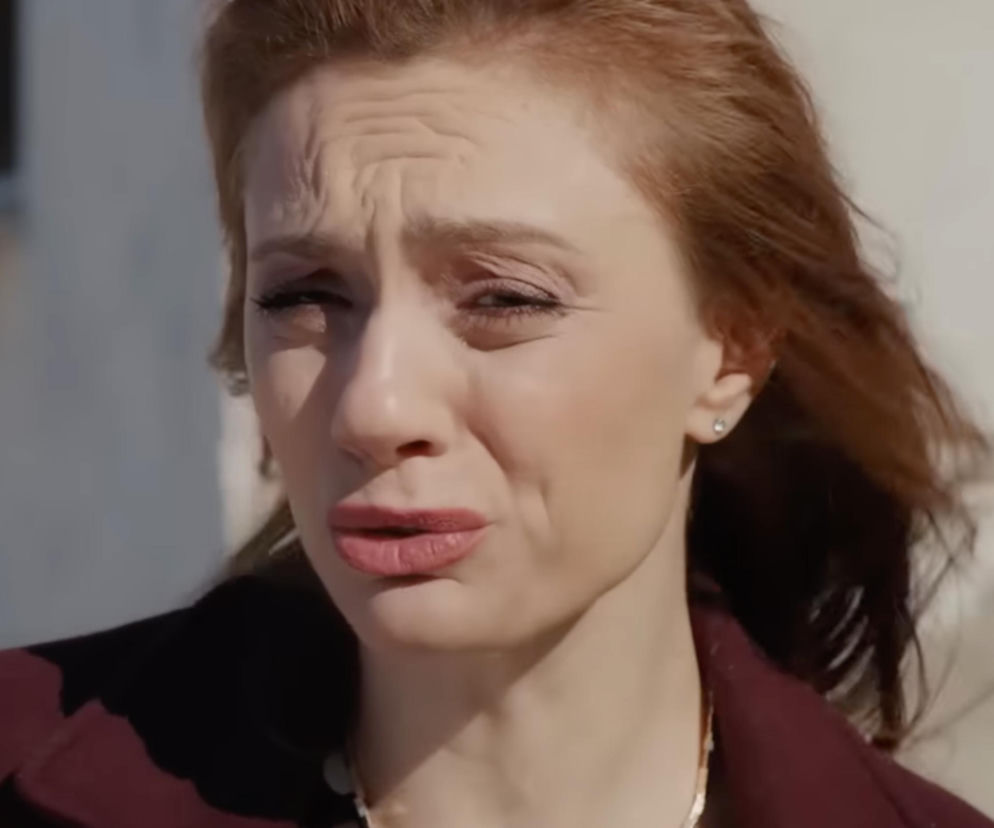 Zapłakana Hancer z serialu Panna młoda ma smutną minę. O jej odejściu z rezydencji przeczytasz na SE Superseriale.