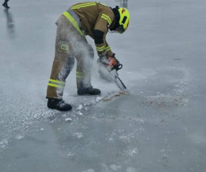 W akcji wykonywania przerębli pomagali druhowie OSP