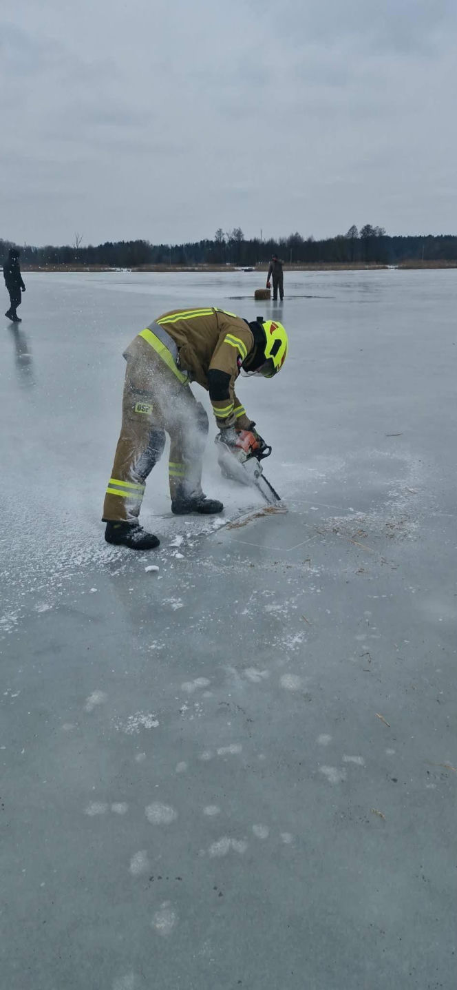 W akcji wykonywania przerębli pomagali druhowie OSP