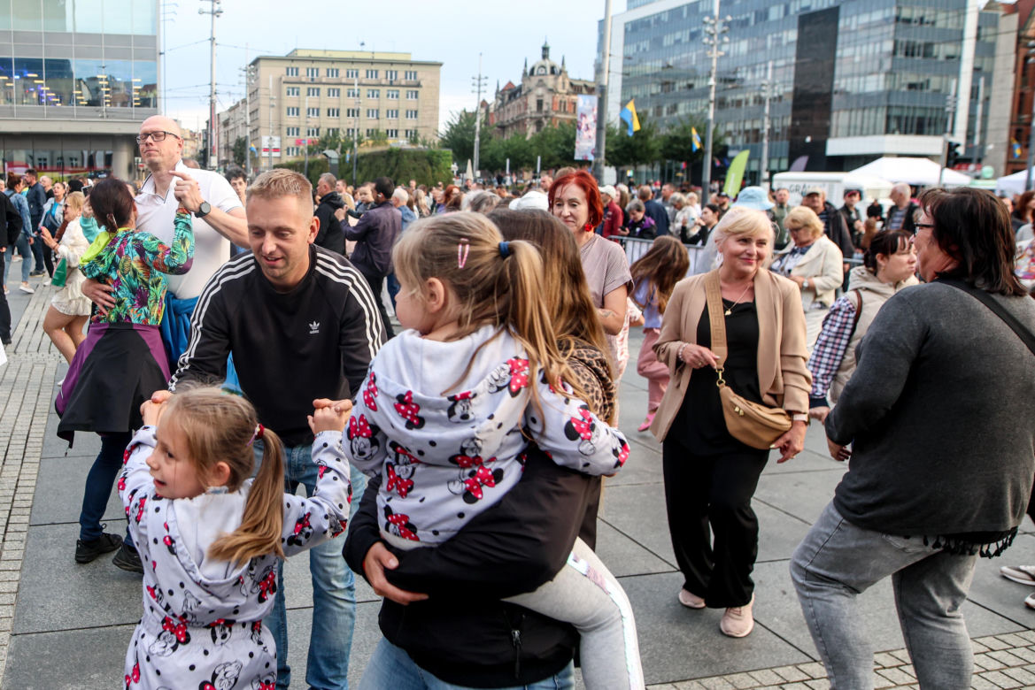 Potańcówka przed Teatrem Śląskim w Katowicach 