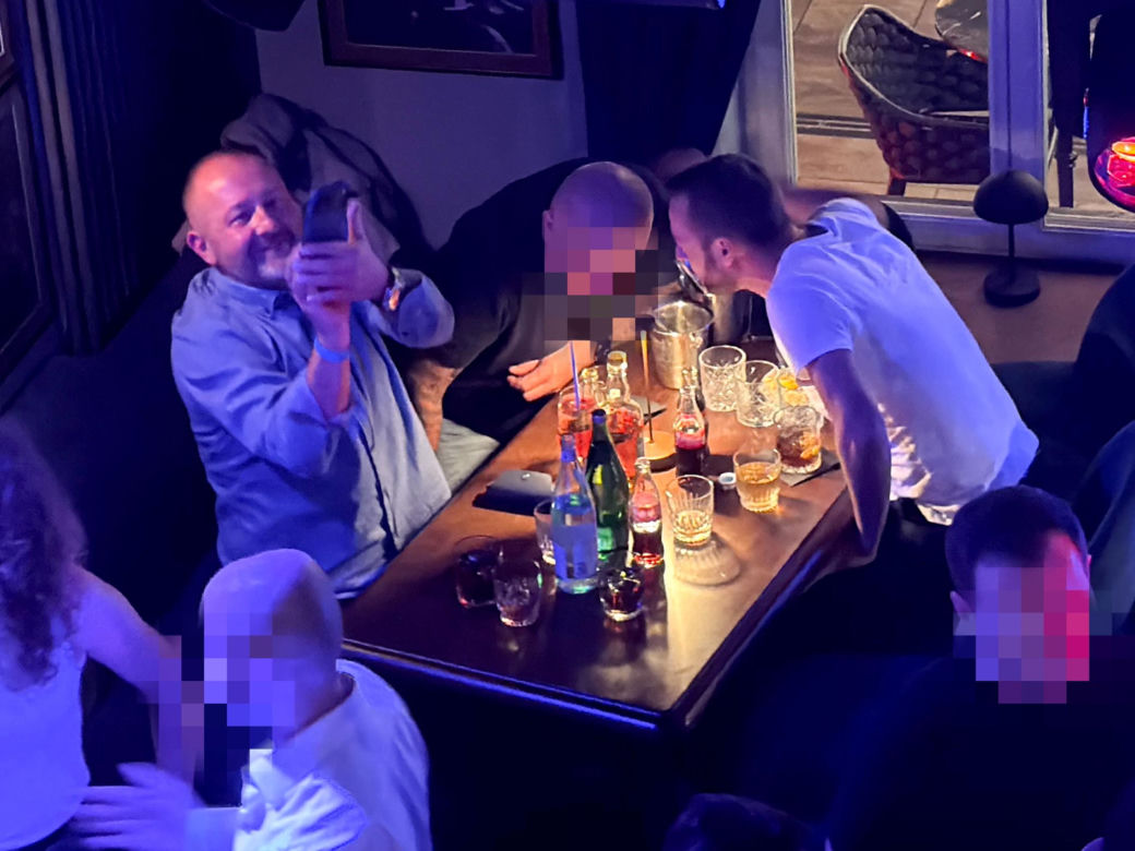 Posłowie Bartosz Romowicz i Piotr Górnikiewicz po wieczornym głosowaniu przyjechali do klubu Piano Bar