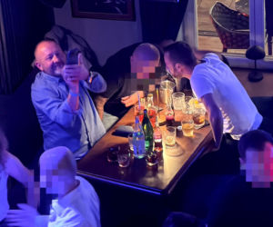 Posłowie Bartosz Romowicz i Piotr Górnikiewicz po wieczornym głosowaniu przyjechali do klubu Piano Bar