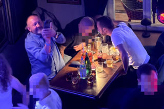 Posłowie Bartosz Romowicz i Piotr Górnikiewicz po wieczornym głosowaniu przyjechali do klubu Piano Bar