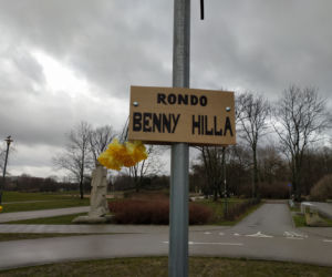 Rondo Benny Hilla? Tajemnicza tabliczka zawisła w weekend na Polu Mokotowskim