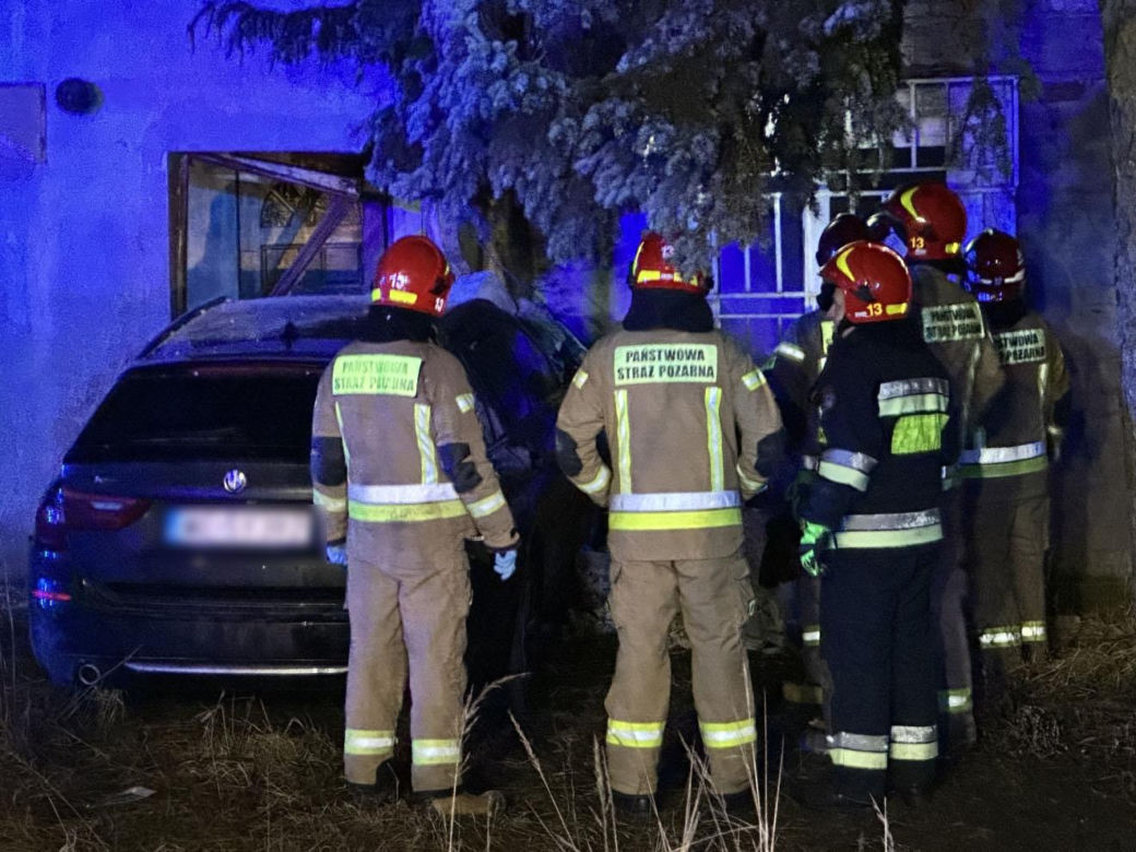 Pijany kierowca BMW wjechał w budynek
