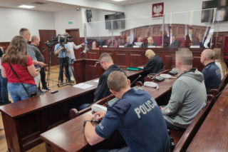 Pomorskie: Znęcali się nad 5-letnimi bliźniaczkami. Miał być wyrok, jednak nastąpił nieoczekiwany zwrot