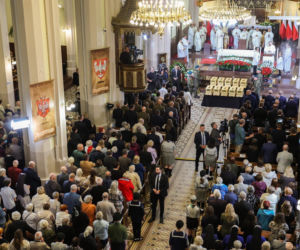 Szok po tragedii w Łodzi. Dziesięć malutkich trumienek na pogrzebie. Tego widoku nie da się wyrzucić z głowy
