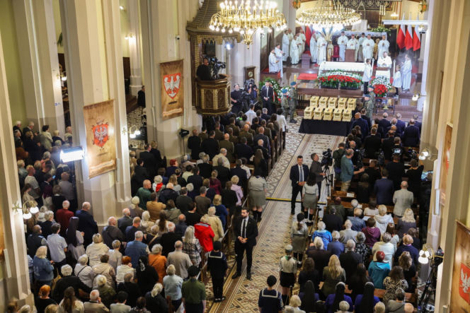 Szok po tragedii w Łodzi. Dziesięć malutkich trumienek na pogrzebie. Tego widoku nie da się wyrzucić z głowy