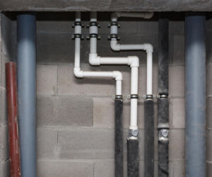 Stuki i szumy w rurach wodnych – jak skutecznie je ograniczyć?