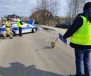 Pijany 21-latek huknął seatem czołowo w radiowóz. Dwóch policjantów trafiło do szpitala