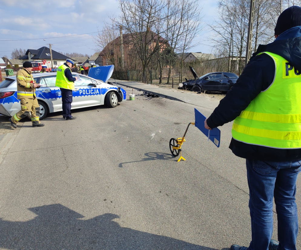 Pijany 21-latek huknął seatem czołowo w radiowóz. Dwóch policjantów trafiło do szpitala