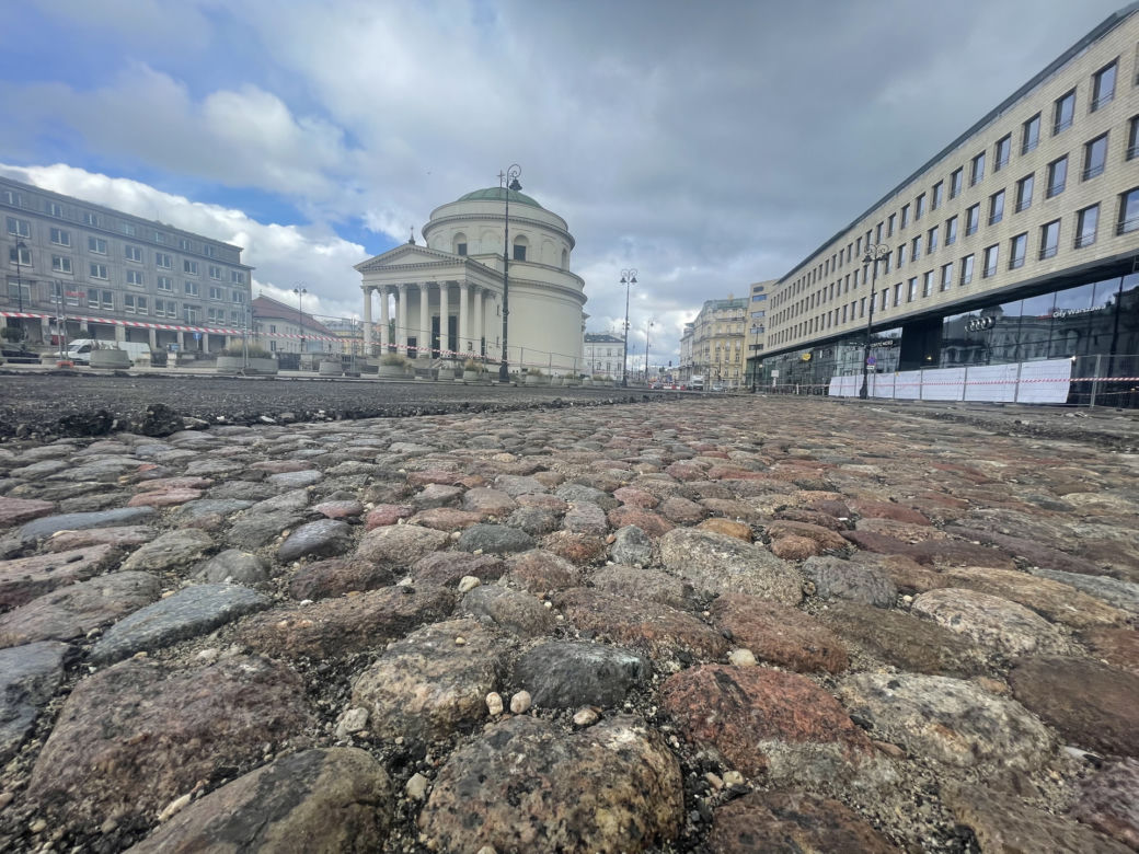 PRZEBUDOWA PLACU TRZECH KRZYŻY. DROGOWCY ODKOPALI ZABYTKOWY BRUK I TORY TRAMWAJOWE