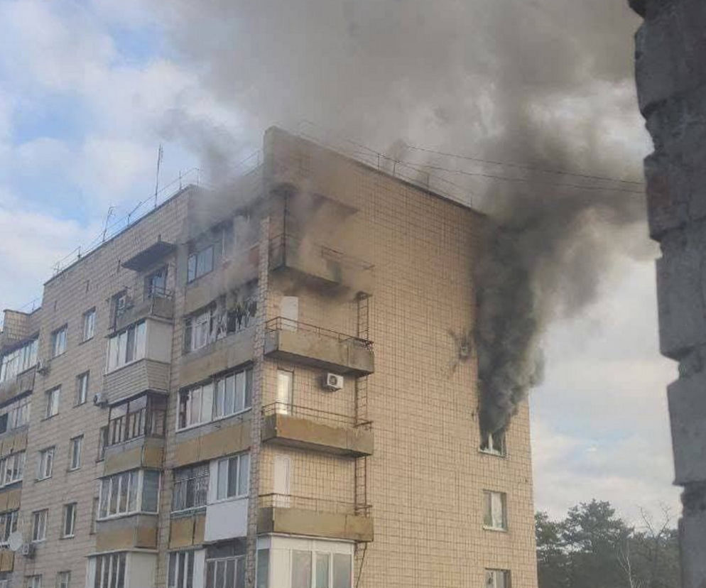 Pocisk uderzył w blok mieszkalny w Buczy pod Kijowem