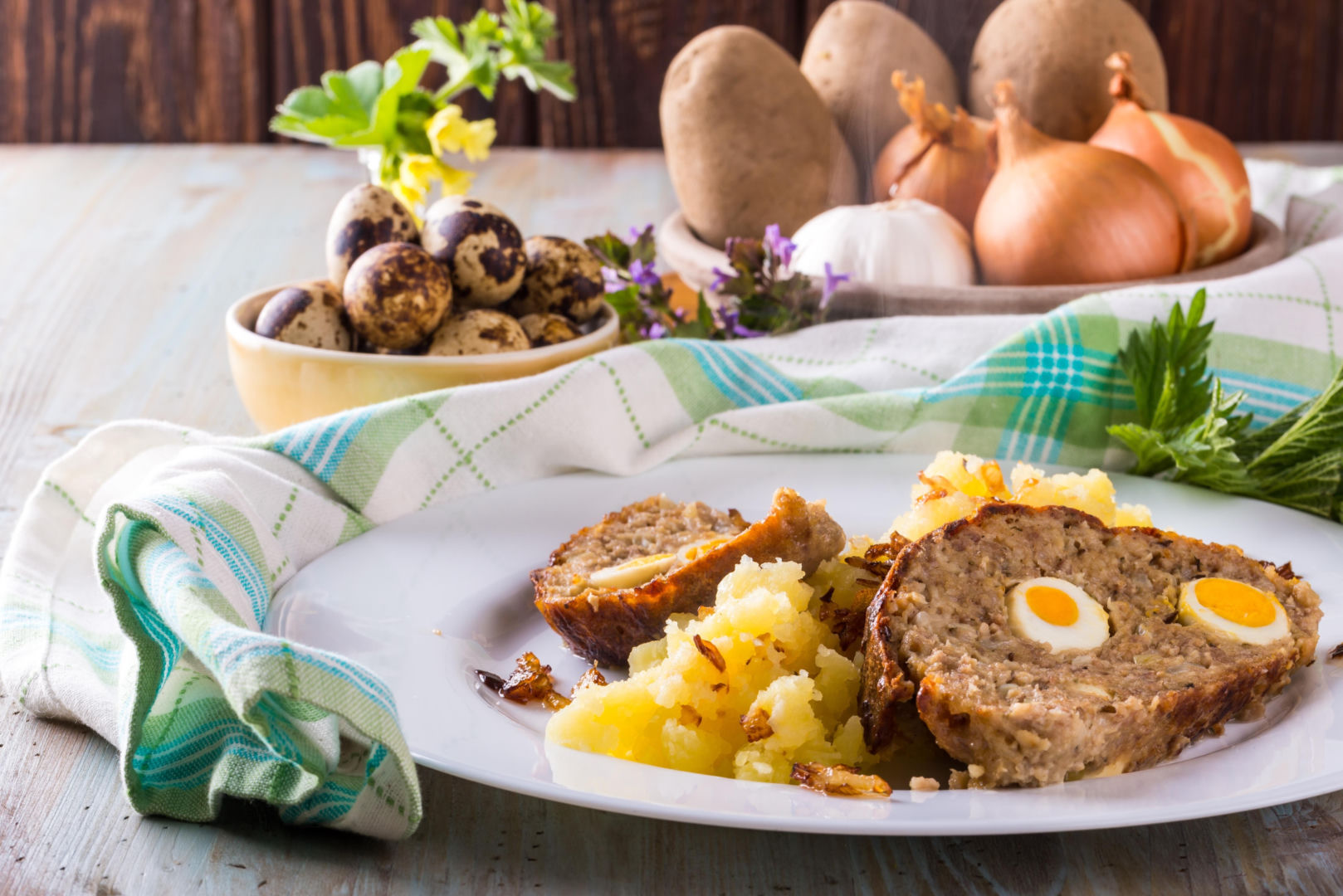 Klops pieczony z jajkami przepiórczymi wygląda jak z restauracji. W środku kryje pyszne zaskoczenie