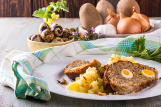 Klops pieczony z jajkami przepiórczymi wygląda jak z restauracji. W środku kryje pyszne zaskoczenie