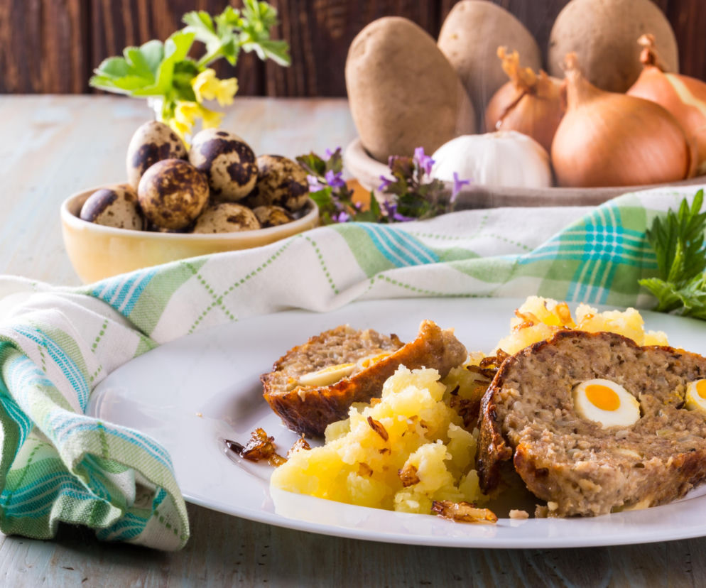 Klops pieczony z jajkami przepiórczymi wygląda jak z restauracji. W środku kryje pyszne zaskoczenie