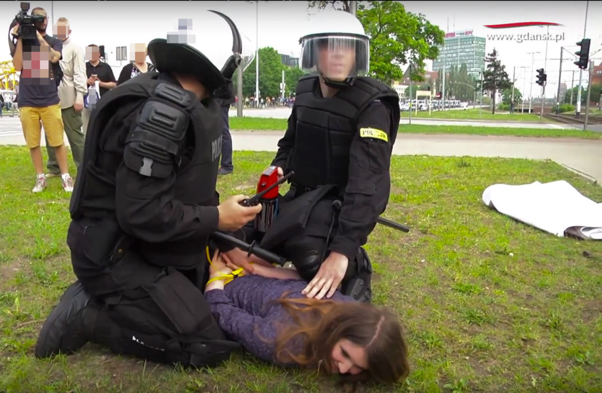 BŁASZCZAK! ZOSTAW POLICJĘ W SPOKOJU!