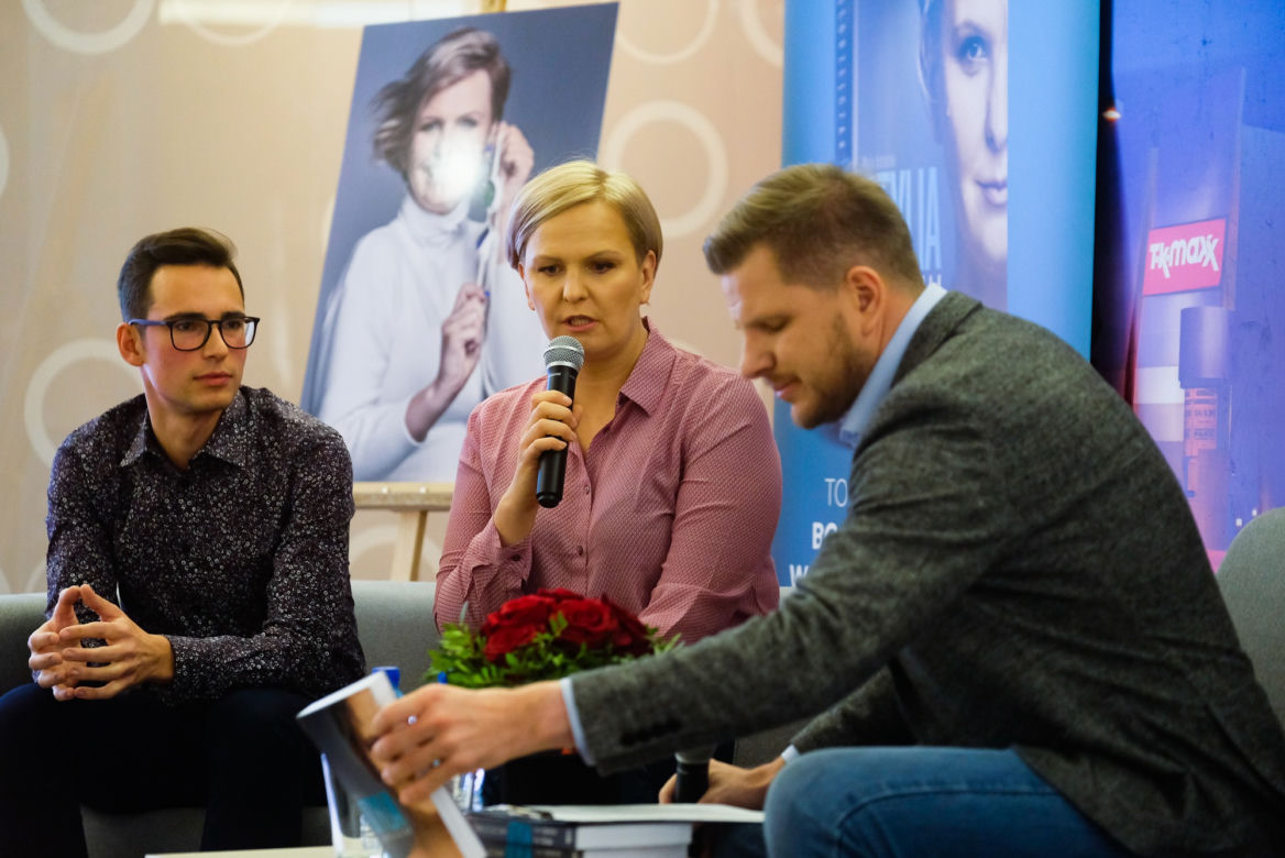 Otylia Jędrzejczak i Filip Chajzer w Toruniu. Tłumy na spotkaniu!