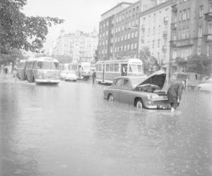 Warszawa zniknęła pod wodą! Zalane ulice i chodniki. Co tam się działo! Archiwalne zdjęcia z lat 60.