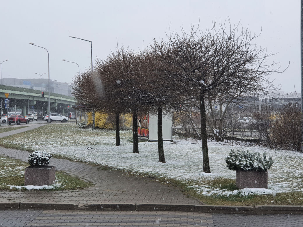 Śnieżyca nad Warszawą. Kiedy przestanie padać?