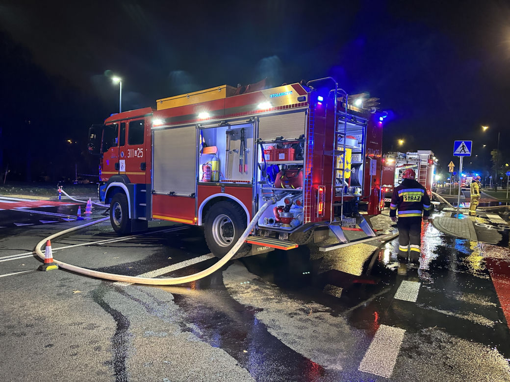 Wielka akcja strażaków na Bielanach. Na stacji ulatniał się gaz, pracownicy ewakuowani