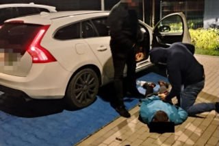 „Kobra” gryzie złodziei. Byli poszukiwani. 29-latek i 34-latek wpadli, gdy wysiedli z kradzionego Alfa Romeo