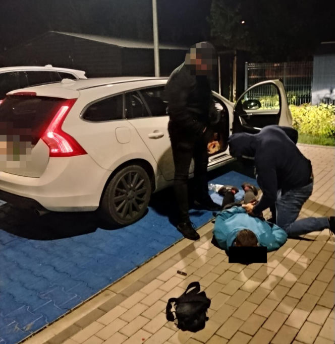 „Kobra” gryzie złodziei. Byli poszukiwani. 29-latek i 34-latek wpadli, gdy wysiedli z kradzionego Alfa Romeo