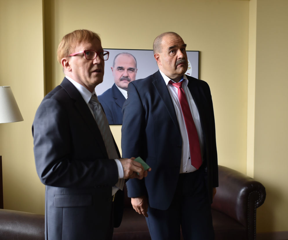 Aktorzy Artur Barciś i Cezary Żak w serialu Ranczo. O błędach w produkcji przeczytasz na SE.