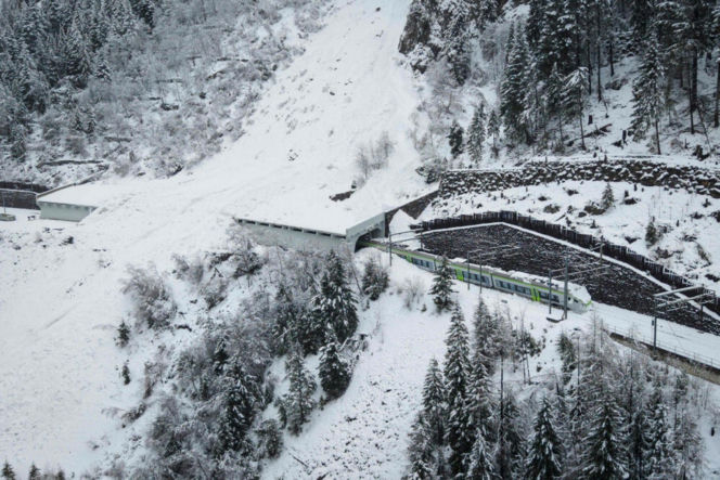 Szwajcaria/ Wykoleił się pociąg w Alpach, trwa akcja ratunkowa