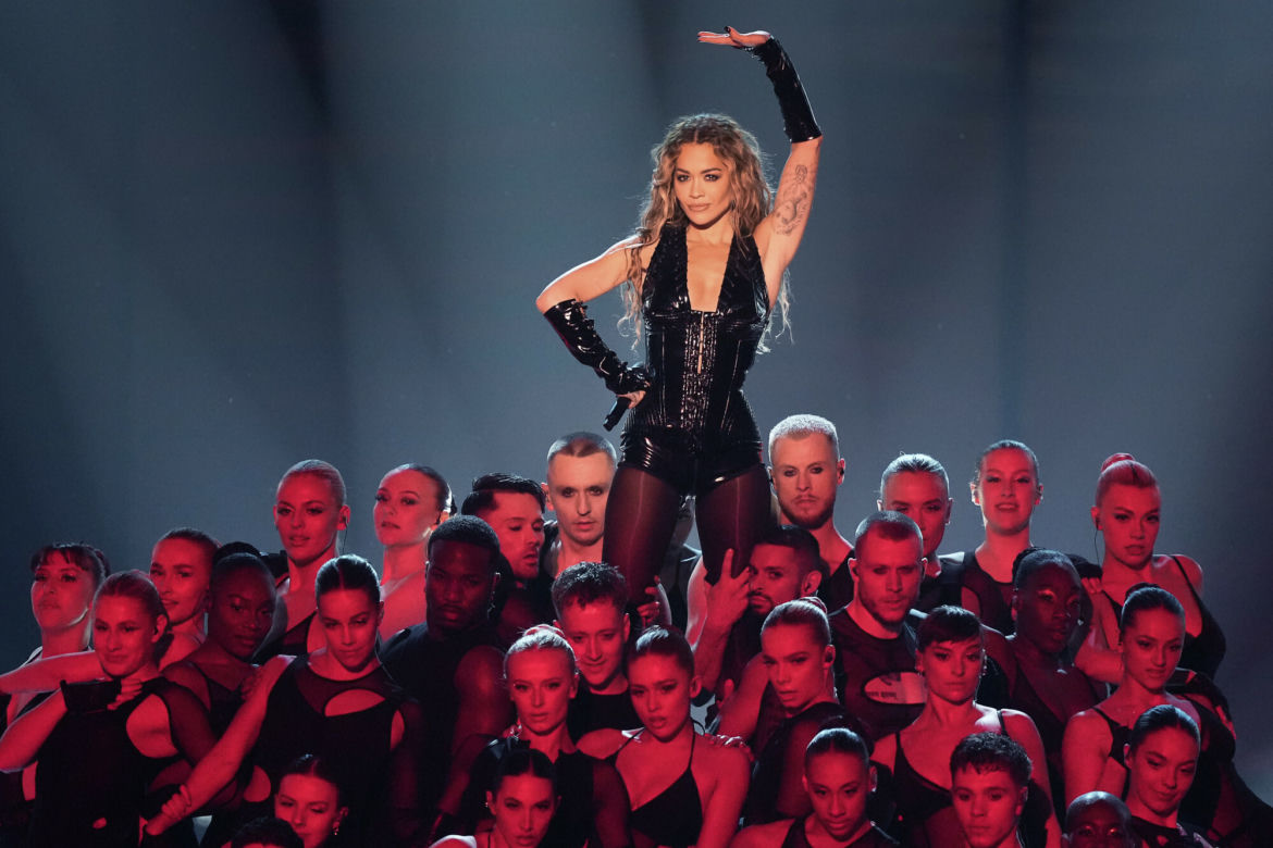 Rita Ora w długiej, siatkowanej sukni na pokazie mody w Paryżu!