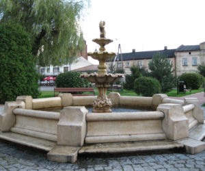 To jedno z najpiękniejszych miast w woj. łódzkim. Zachwyca rynkiem, którego ozdobą jest zabytkowy kościół