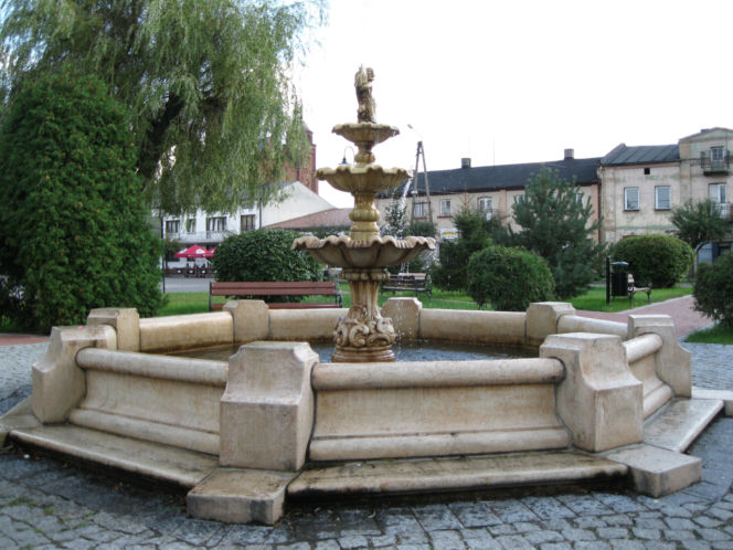 To jedno z najpiękniejszych miast w woj. łódzkim. Zachwyca rynkiem, którego ozdobą jest zabytkowy kościół