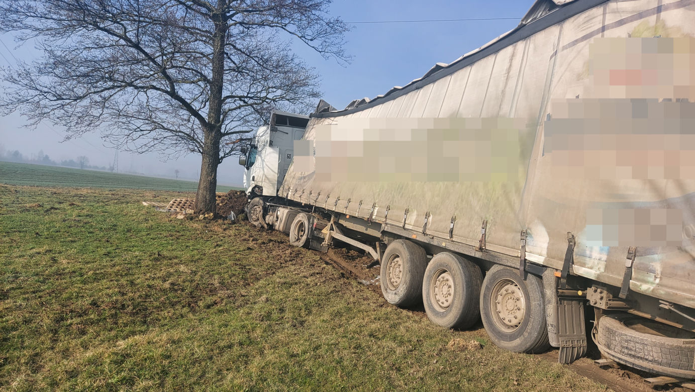 KOSZMARNY wypadek w miejscowości Kliny. Jedna osoba NIE ŻYJE, druga poważnie ranna. Co tam się stało? [FOTO]