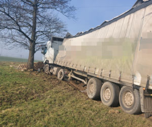 KOSZMARNY wypadek w miejscowości Kliny. Jedna osoba NIE ŻYJE, druga poważnie ranna. Co tam się stało? [FOTO]