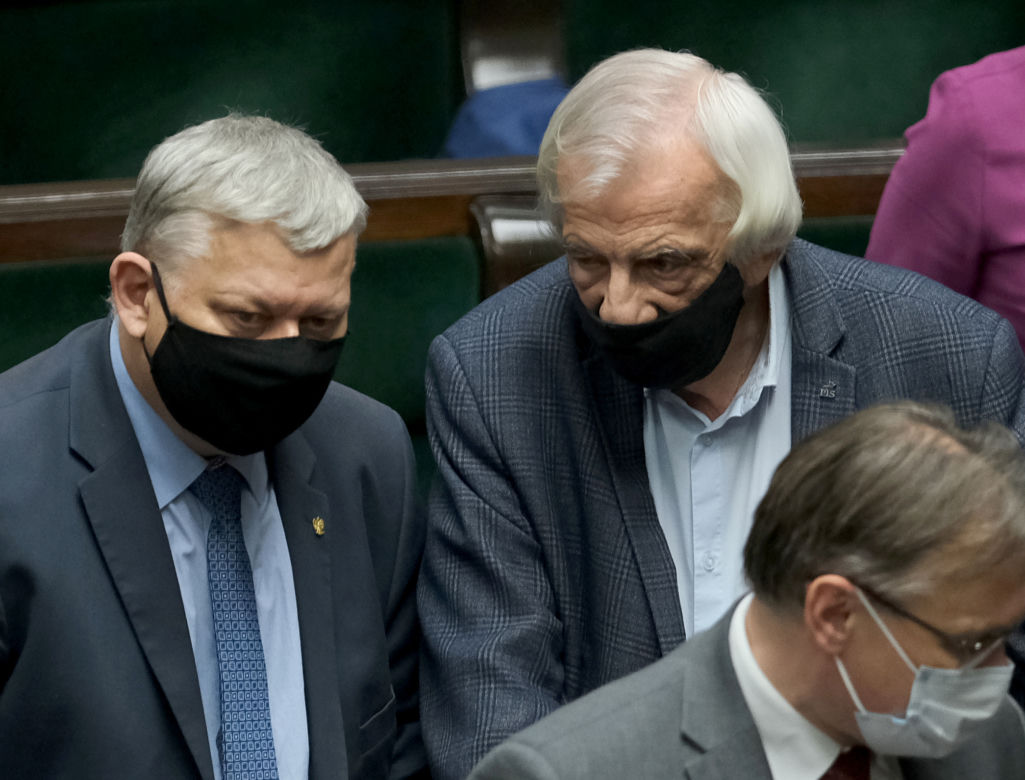 Tak maseczkę w Sejmie nosił Ryszard Terlecki. Teraz ma koronawirusa
