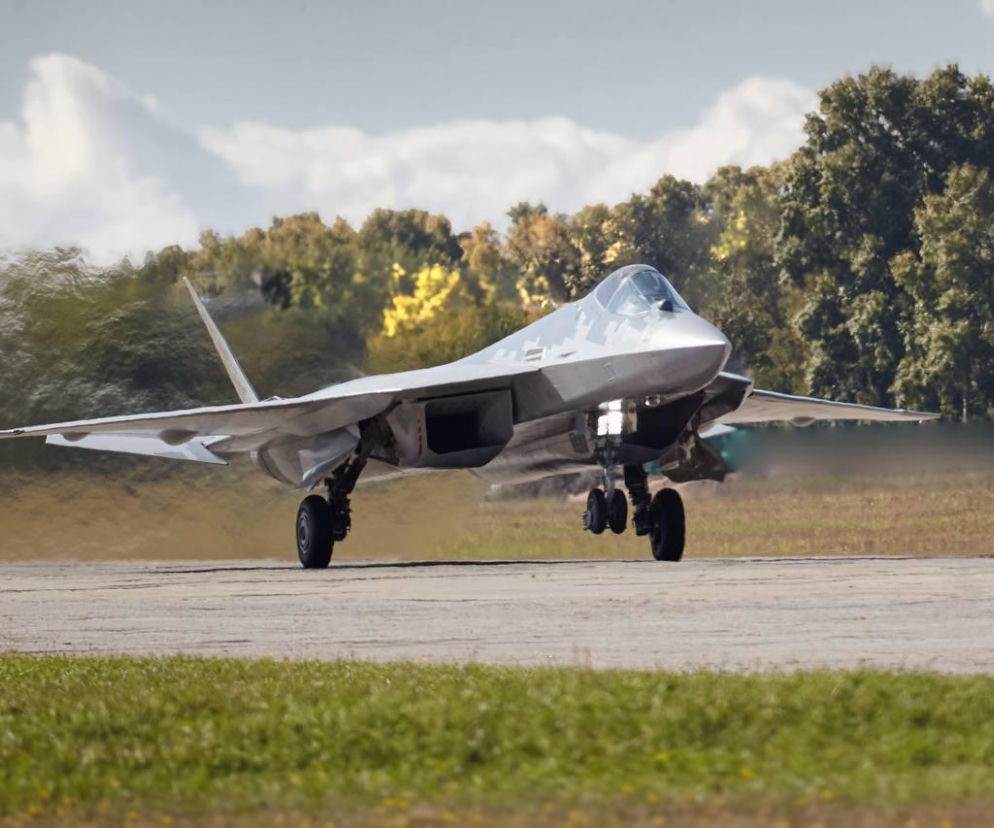 Rosyjski myśliwiec Su-57 na pasie startowym. O rozwoju tych maszyn 5. generacji przeczytasz na SE Portal Obronny.