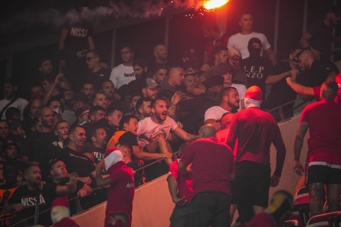 Zadyma na meczu OCG Nice - FC Koln 