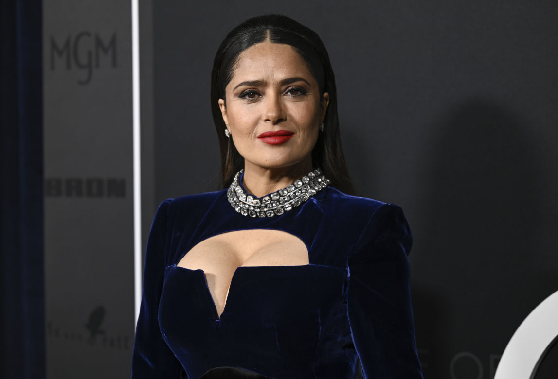 Salma Hayek kwitnie. 55-letnia aktorka prezentuje odważne zdjęcie w kostiumie kąpielowym