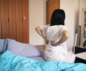 Budzisz się z bólem pleców lub katarem? Sprawdź materac i poduszkę