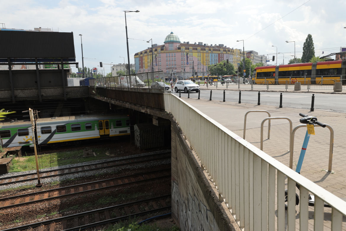 Wiadukty grozy w Warszawie! Wielkie płaty betonu spadają ludziom na głowę 