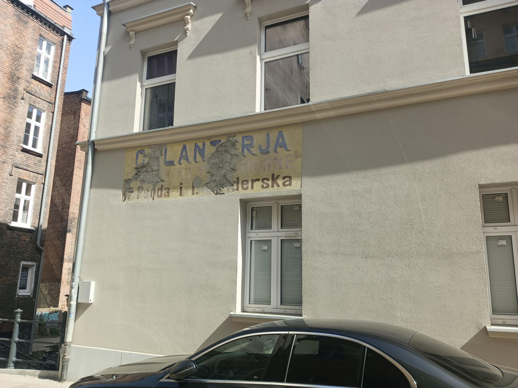 Tak zmieniła się Biskupia Górka. Zrewitalizowano kamienice. Zdjęcia przed i po 