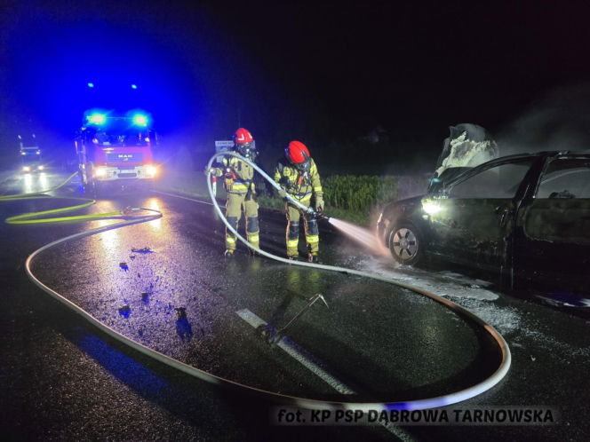 Nocny pożar na DK 73. Samochód spłonął doszczętnie