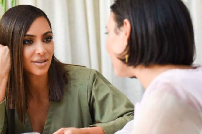Kim Kardashian ma nową fryzurę! Tym razem zrezygnowała z doczepianych włosów
