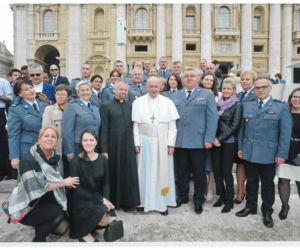 Selfie z Franciszkiem? Małopolscy policjanci na audiencji w Watykanie