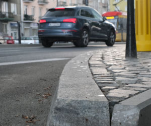Krawężniki grozy na Grochowskiej
