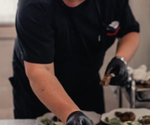 Polska rodzina serwowała obiad królowi Szwecji na polskiej zastawie i ręcznie wyszytych obrusach z Polski!